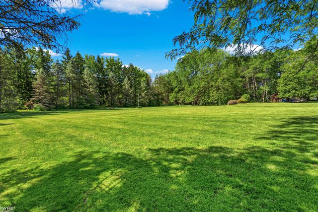 9220 Creekwood Lake Trail, Grand Blanc, MI 48439