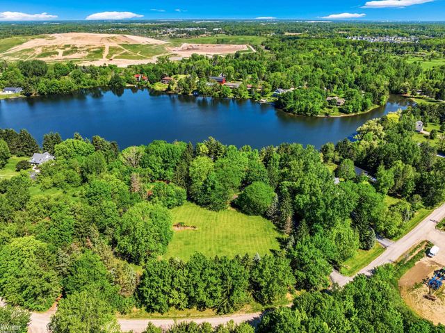 9220 Creekwood Lake Trail, Grand Blanc, MI 48439