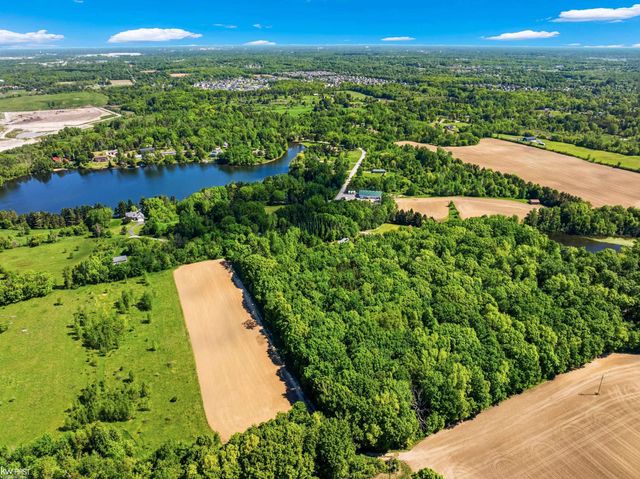 9220 Creekwood Lake Trail, Grand Blanc, MI 48439
