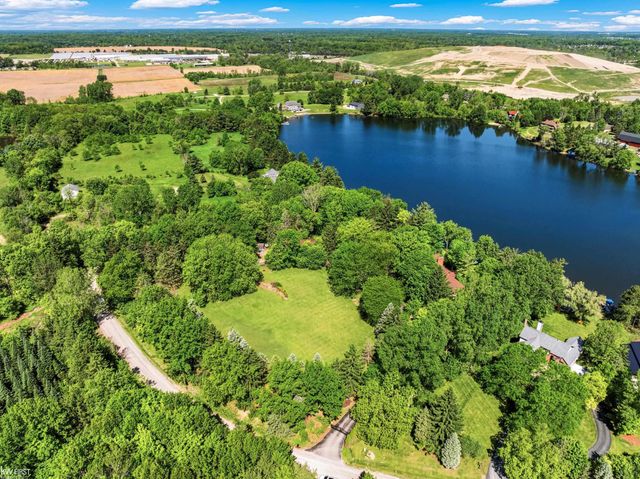 9220 Creekwood Lake Trail, Grand Blanc, MI 48439