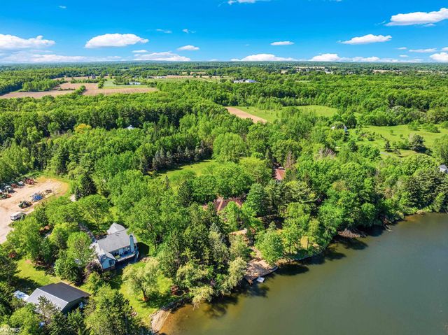 9220 Creekwood Lake Trail, Grand Blanc, MI 48439