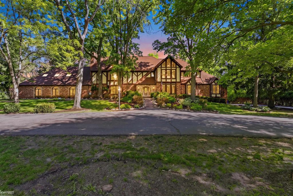 9220 Creekwood Lake Trail, Grand Blanc, MI 48439