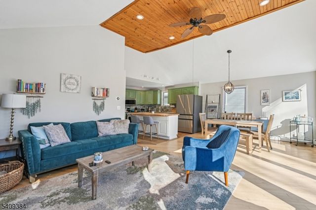 29 Roosevelt Trl, Hopatcong Boro, NJ 07843