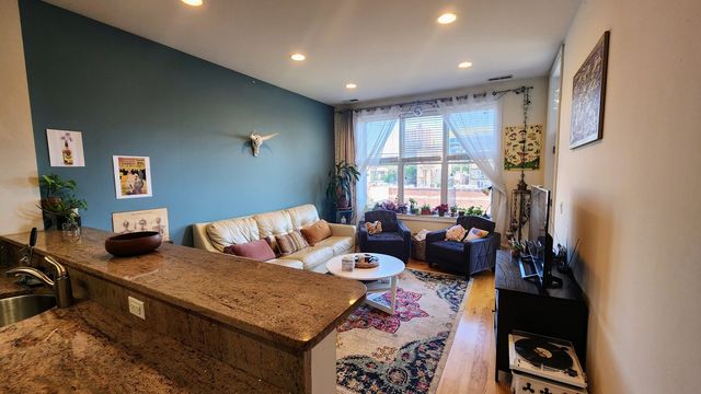 918 W Belmont Avenue 302, Chicago, IL 60657