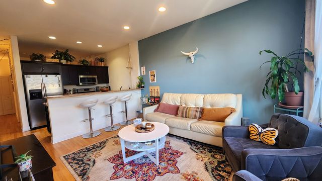 918 W Belmont Avenue 302, Chicago, IL 60657