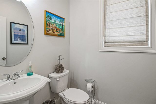 831 Ledgewood Way 831, Clinton, MA 01510