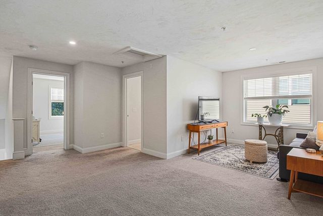 831 Ledgewood Way 831, Clinton, MA 01510