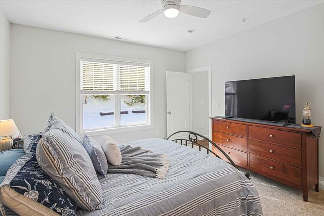 831 Ledgewood Way 831, Clinton, MA 01510