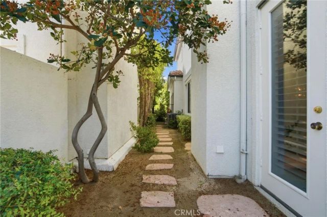 24813 Calle Cedro, Calabasas, CA 91302