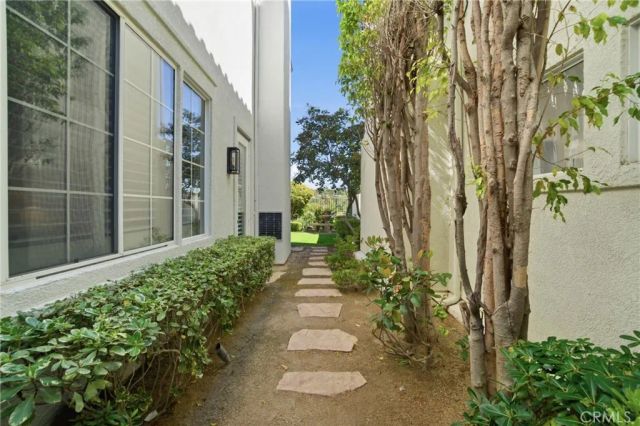 24813 Calle Cedro, Calabasas, CA 91302