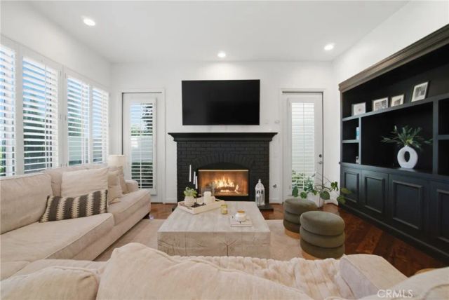 24813 Calle Cedro, Calabasas, CA 91302