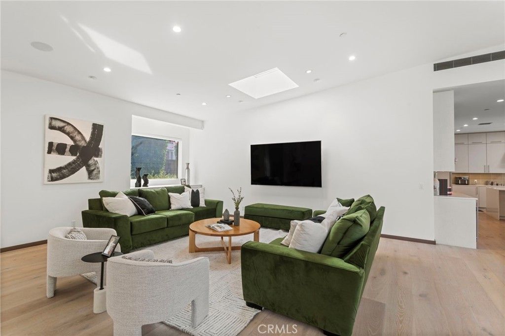 Image 11 of property listing at 15641 Meadowgate, Los Angeles, CA 91436