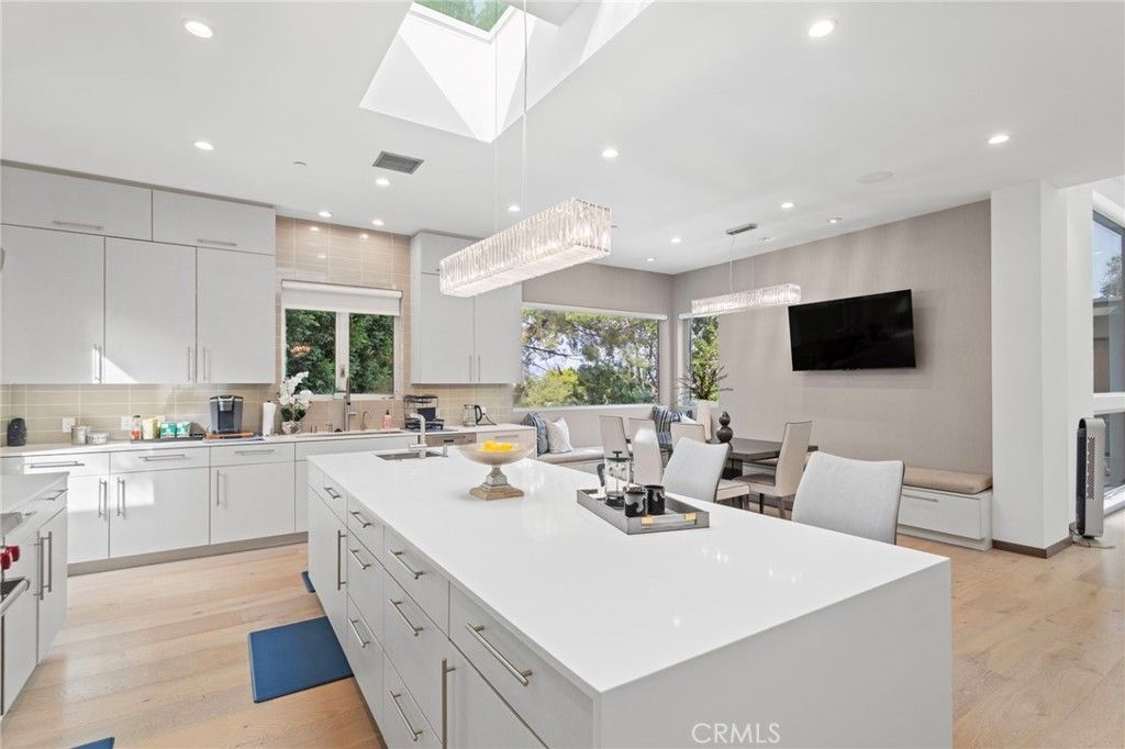 Image 12 of property listing at 15641 Meadowgate, Los Angeles, CA 91436