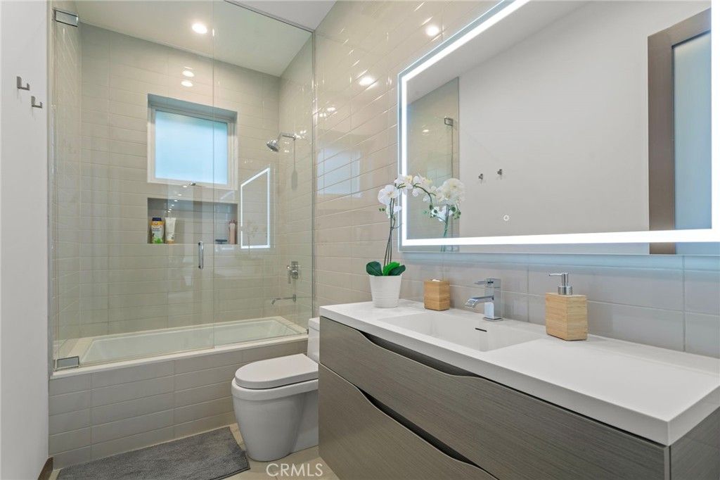 Image 32 of property listing at 15641 Meadowgate, Los Angeles, CA 91436