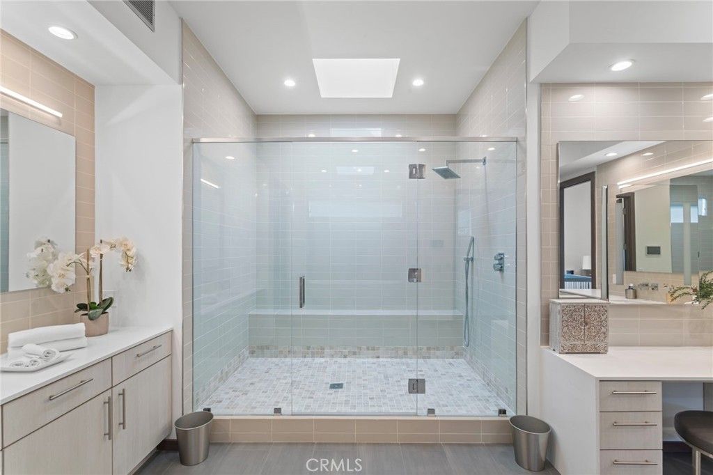 Image 4 of property listing at 15641 Meadowgate, Los Angeles, CA 91436