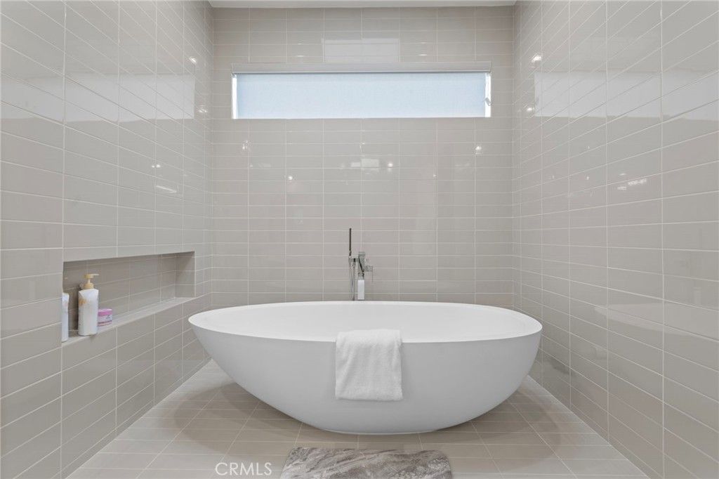 Image 5 of property listing at 15641 Meadowgate, Los Angeles, CA 91436