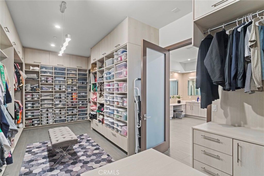 Image 6 of property listing at 15641 Meadowgate, Los Angeles, CA 91436