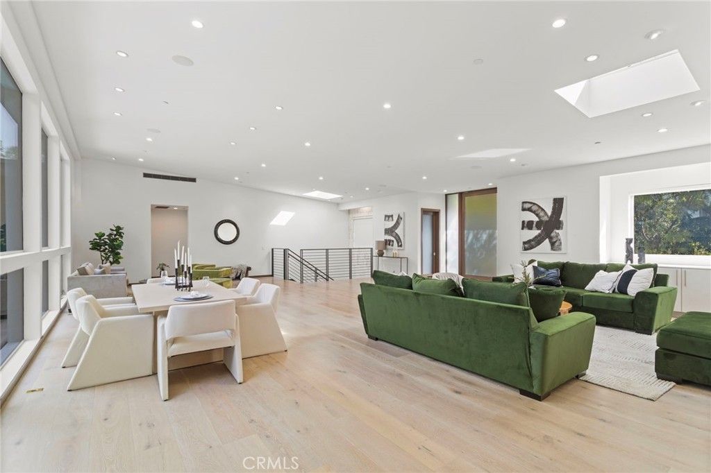 Image 9 of property listing at 15641 Meadowgate, Los Angeles, CA 91436