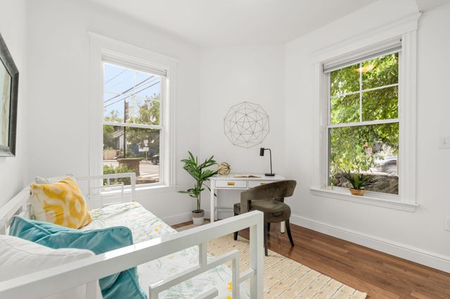 61 Bolton St 102, Cambridge, MA 02140
