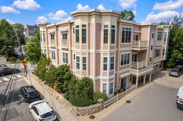 61 Bolton St 102, Cambridge, MA 02140