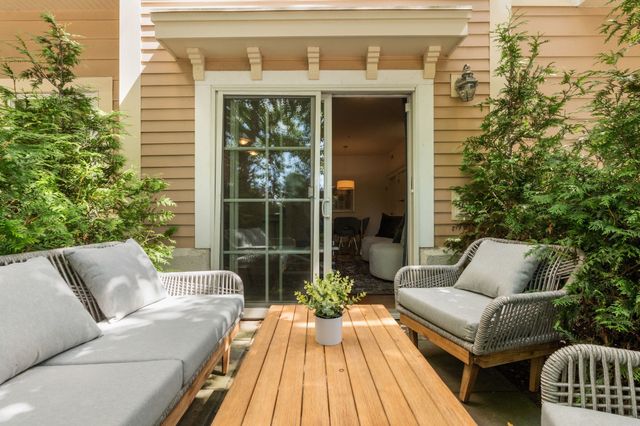 61 Bolton St 102, Cambridge, MA 02140