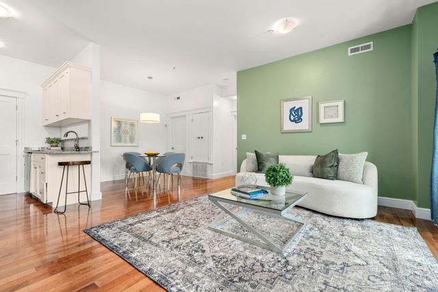 61 Bolton St 102, Cambridge, MA 02140