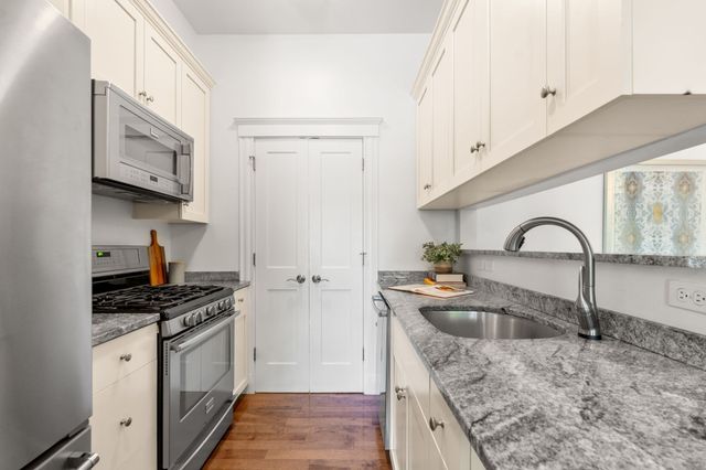 61 Bolton St 102, Cambridge, MA 02140