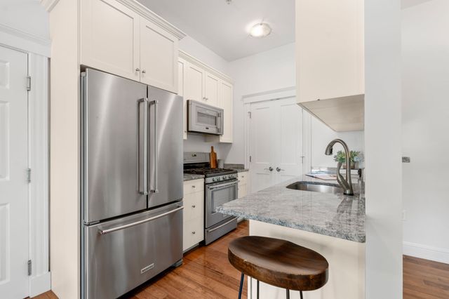 61 Bolton St 102, Cambridge, MA 02140