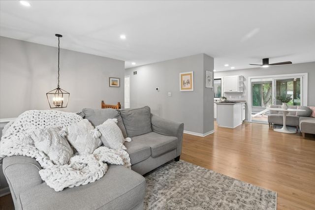 15670 W Sprucewood Lane, Libertyville, IL 60048