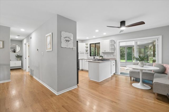 15670 W Sprucewood Lane, Libertyville, IL 60048