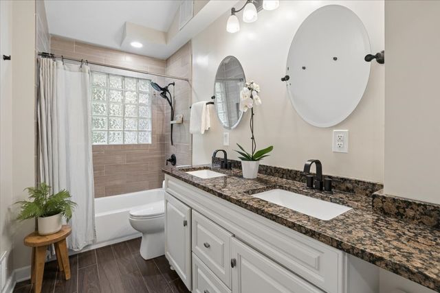 15670 W Sprucewood Lane, Libertyville, IL 60048