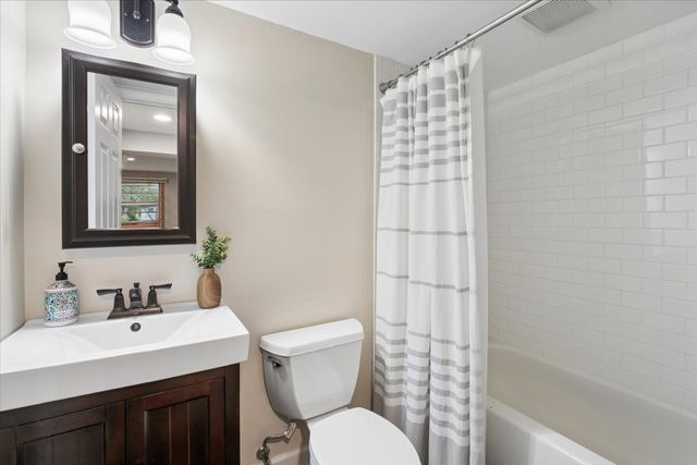 15670 W Sprucewood Lane, Libertyville, IL 60048