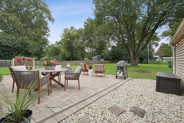 15670 W Sprucewood Lane, Libertyville, IL 60048