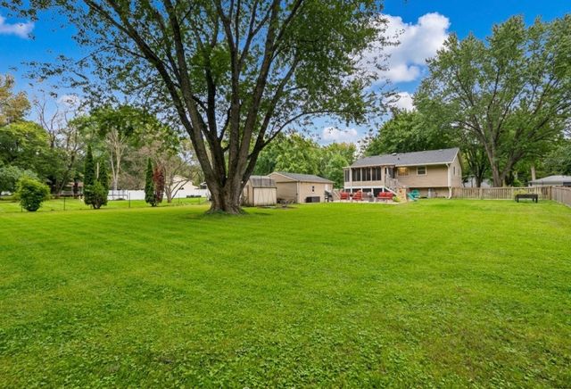 15670 W Sprucewood Lane, Libertyville, IL 60048