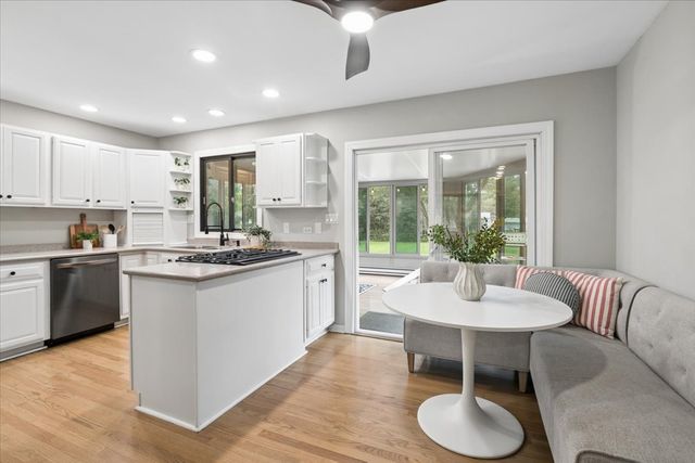 15670 W Sprucewood Lane, Libertyville, IL 60048