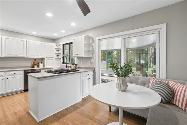 15670 W Sprucewood Lane, Libertyville, IL 60048