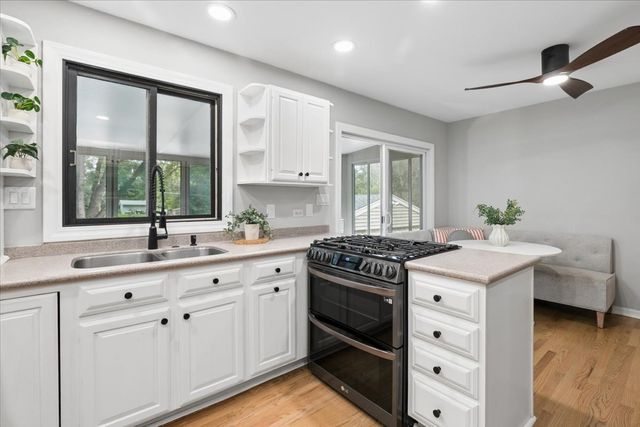 15670 W Sprucewood Lane, Libertyville, IL 60048