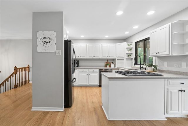 15670 W Sprucewood Lane, Libertyville, IL 60048
