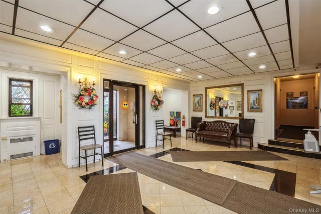 7 Bond Street 3G, Great Neck, NY 11021
