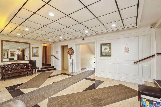 7 Bond Street 3G, Great Neck, NY 11021