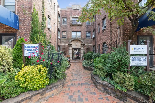 7 Bond Street 3G, Great Neck, NY 11021