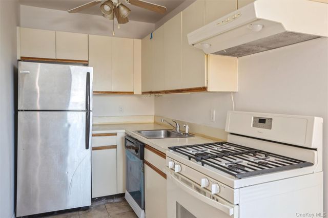 7 Bond Street 3G, Great Neck, NY 11021