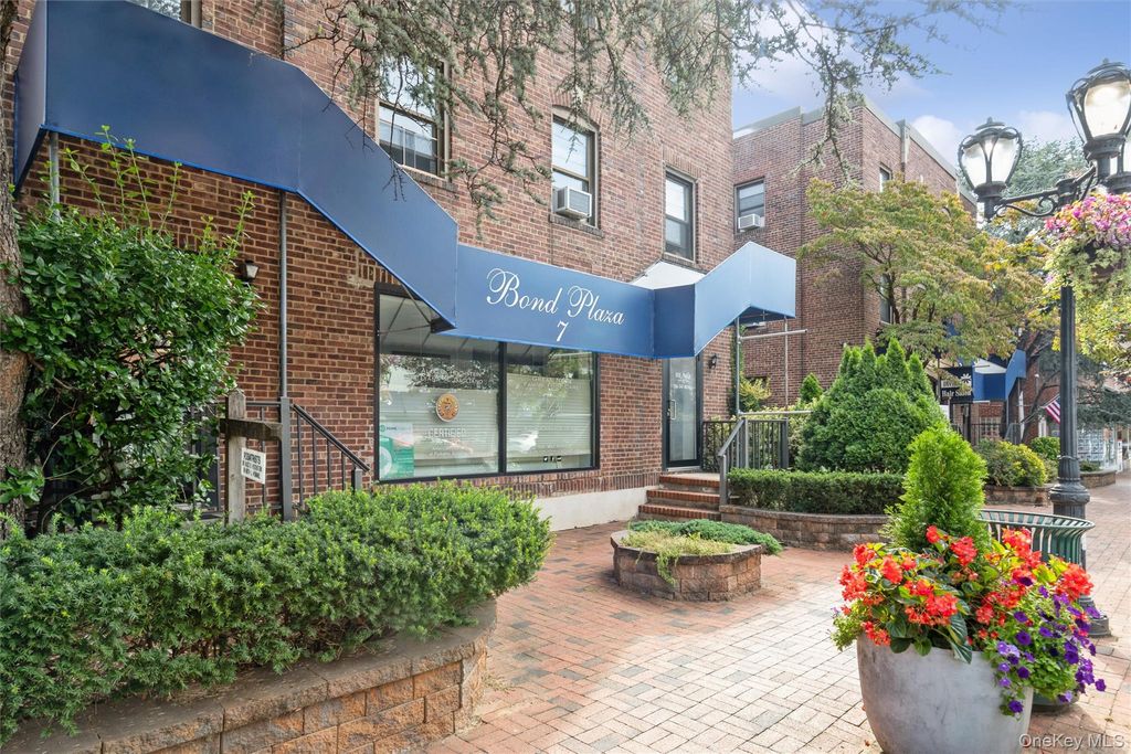 7 Bond Street 3G, Great Neck, NY 11021
