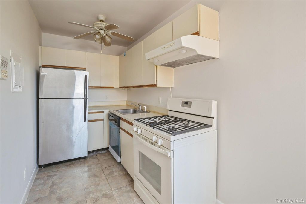 7 Bond Street 3G, Great Neck, NY 11021 — photo 4