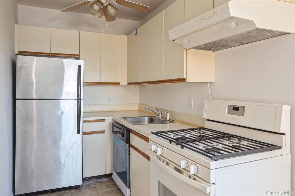 7 Bond Street 3G, Great Neck, NY 11021 — photo 5