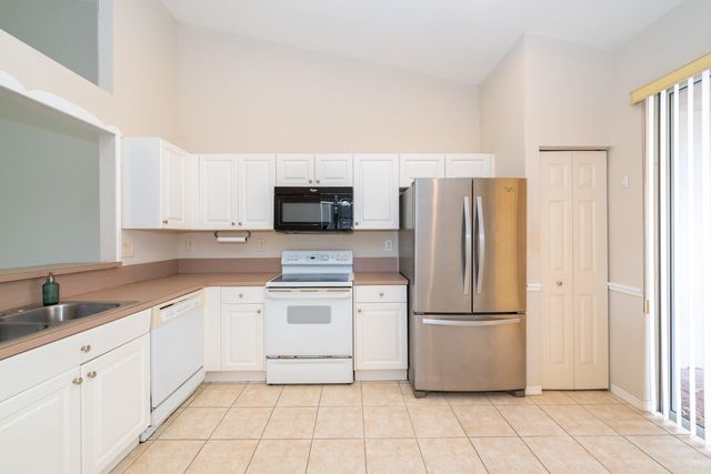 2590 E Aragon Boulevard 2, Sunrise, FL 33313