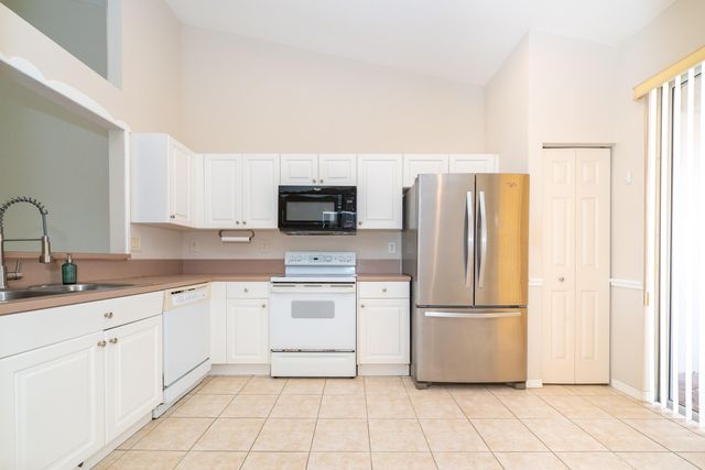 2590 E Aragon Boulevard 2, Sunrise, FL 33313