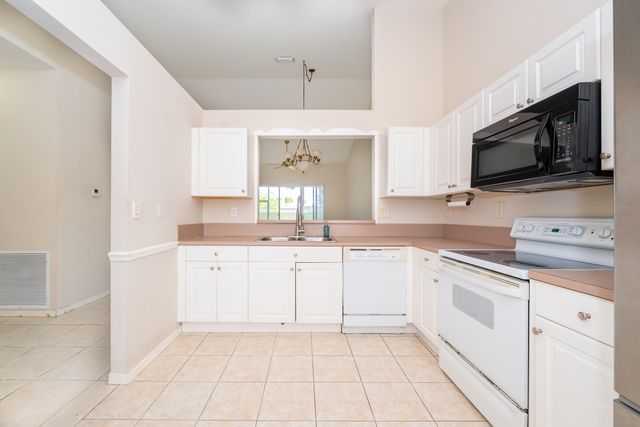 2590 E Aragon Boulevard 2, Sunrise, FL 33313