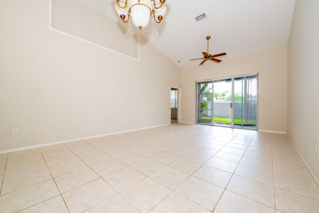 2590 E Aragon Boulevard 2, Sunrise, FL 33313
