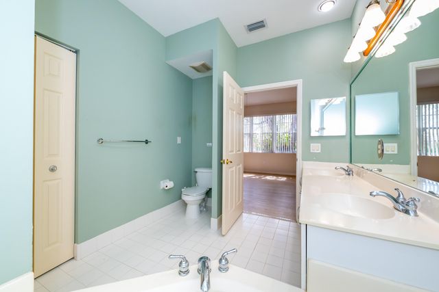 2590 E Aragon Boulevard 2, Sunrise, FL 33313